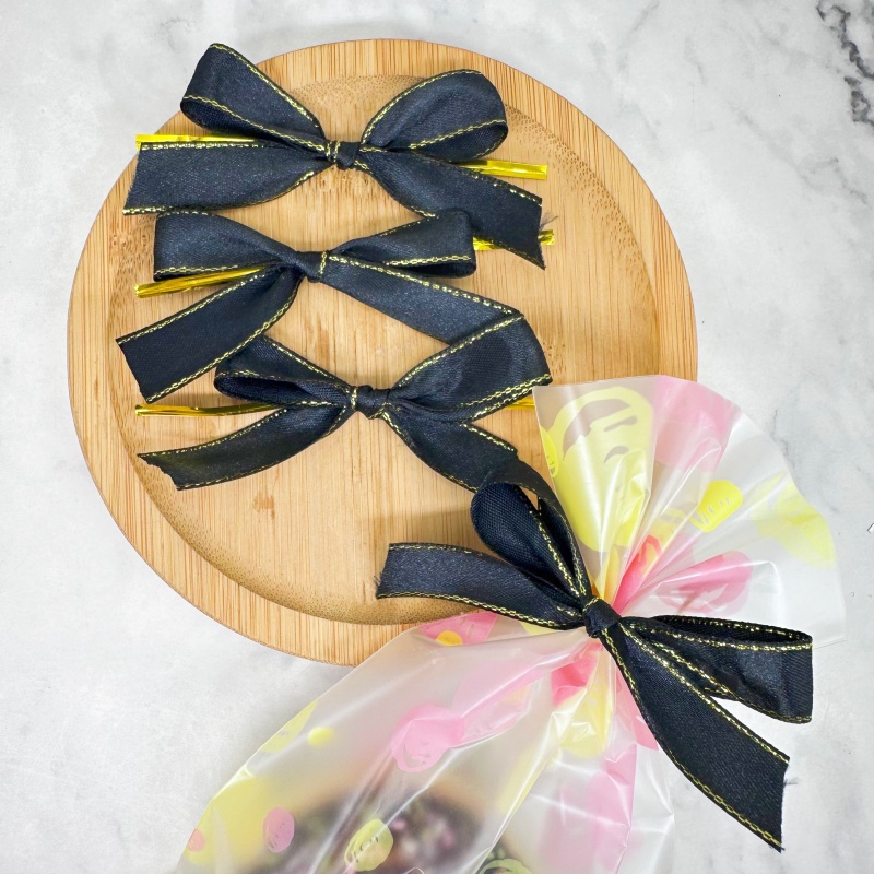 Ribbon Wired Satin - 20 Stück schwarze Satinband-Schleifen mit Drehverschluss